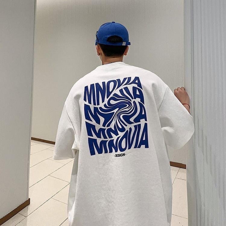 t-shirt oversize blanc imprimé graphique bleu au dos style streetwear